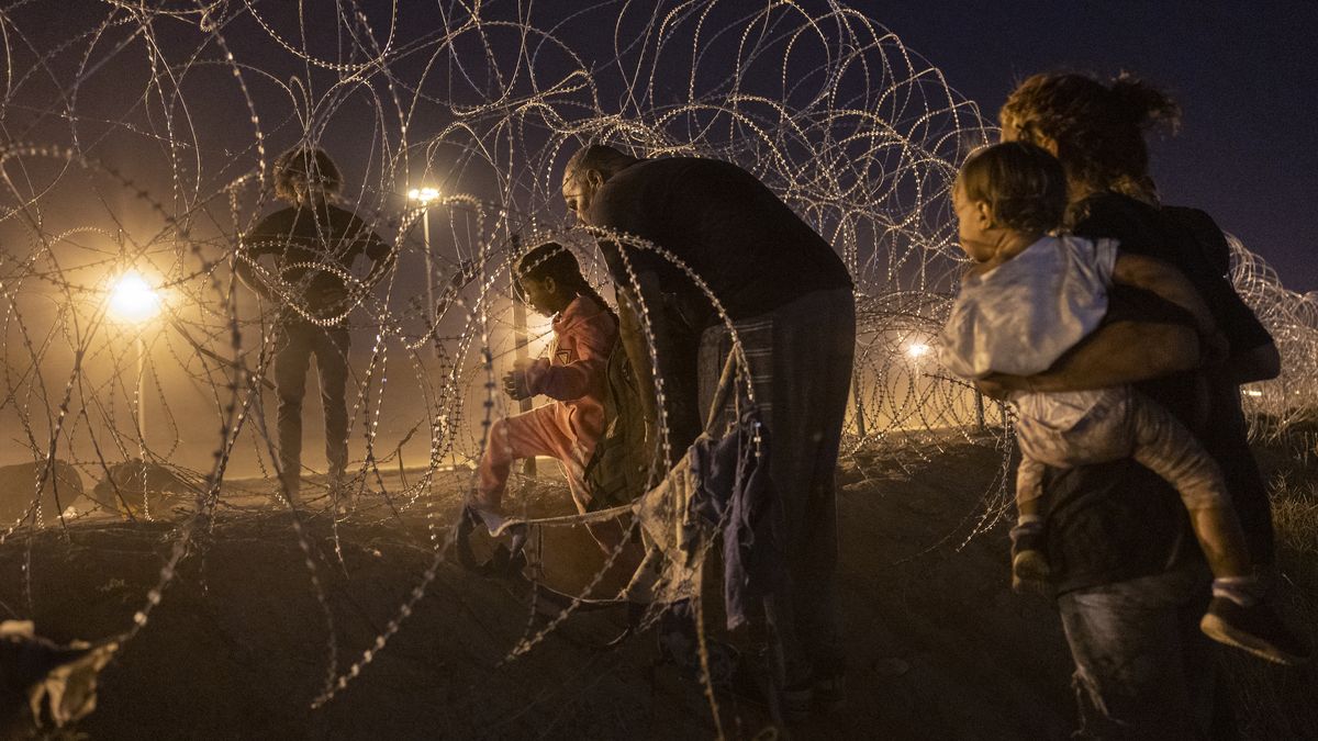 Fotky dokládají desítky tisíc migrantů shromážděných na hranicích s USA